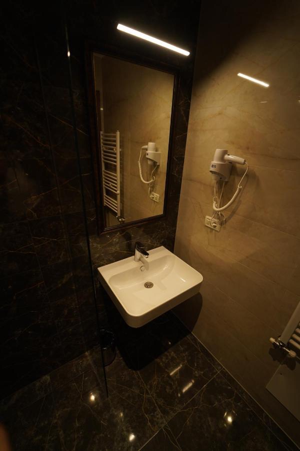 Monarch Hotel Prizren Bagian luar foto