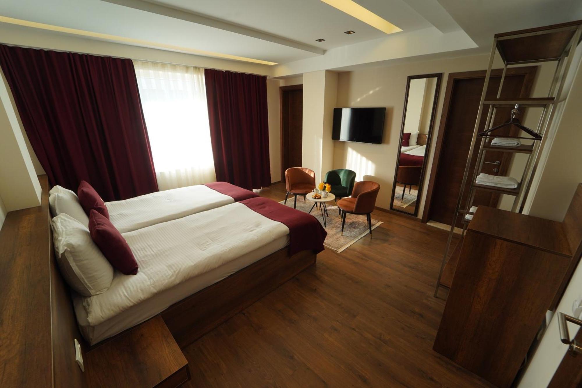 Monarch Hotel Prizren Bagian luar foto