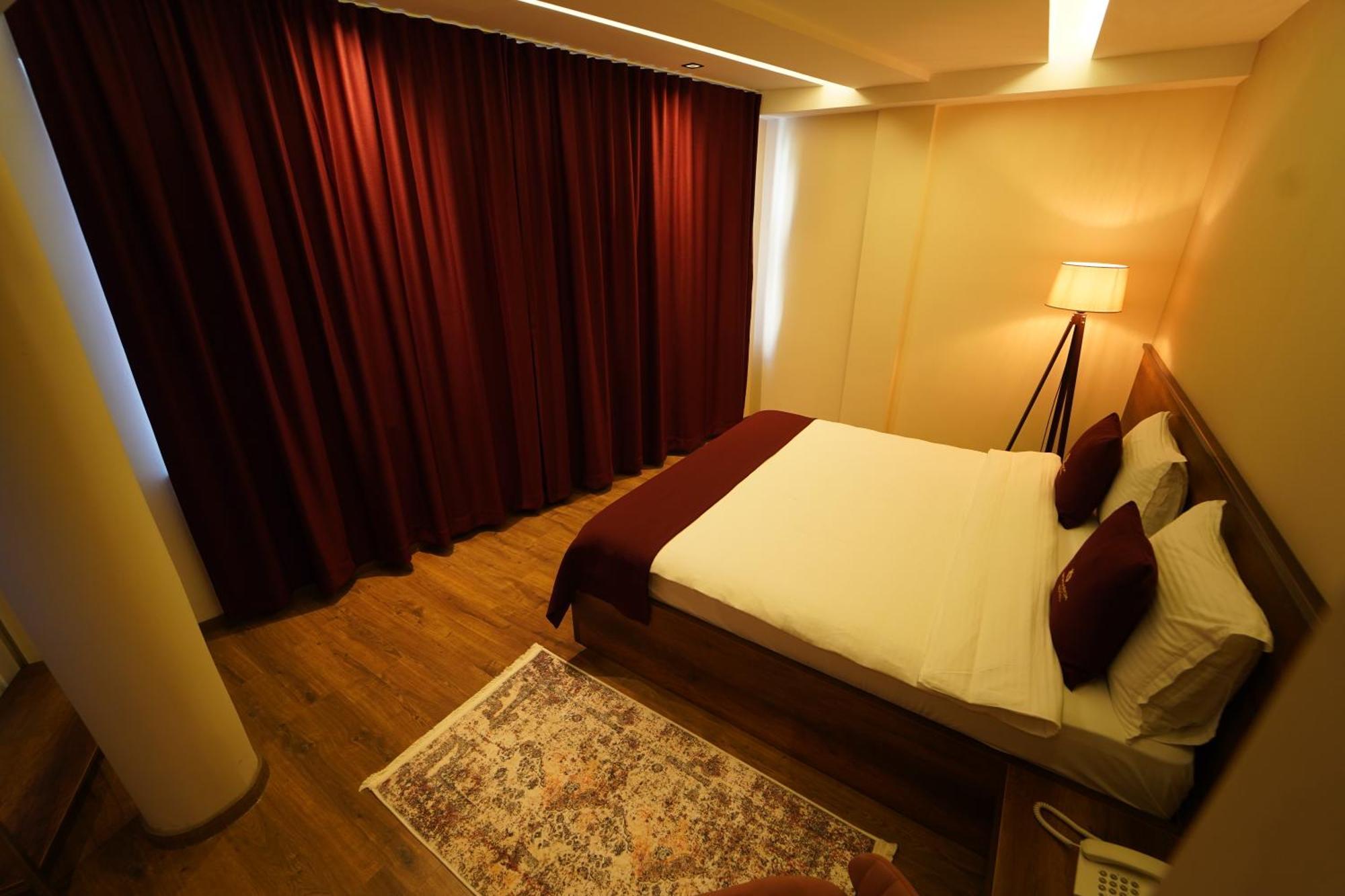 Monarch Hotel Prizren Bagian luar foto