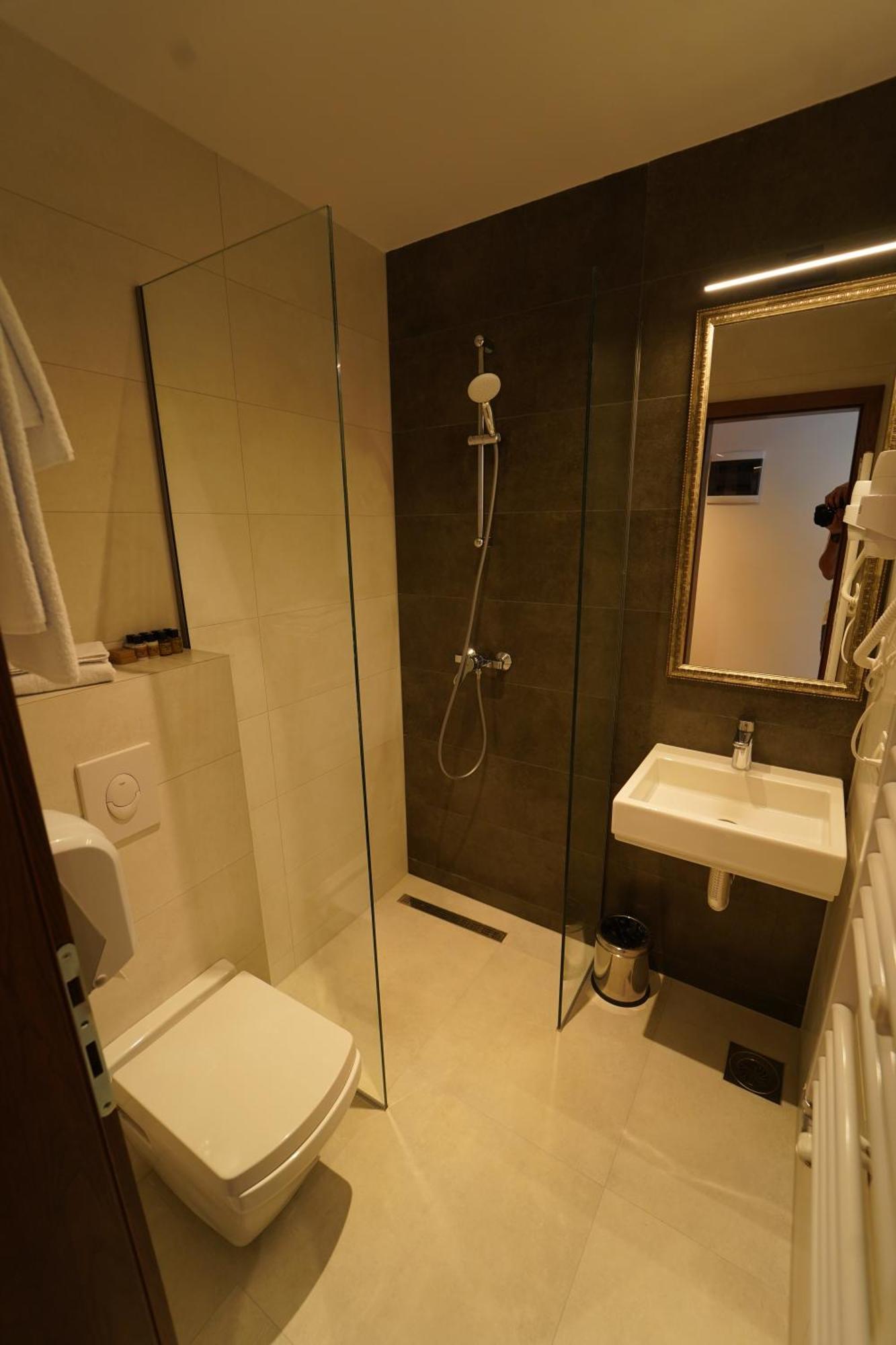 Monarch Hotel Prizren Bagian luar foto