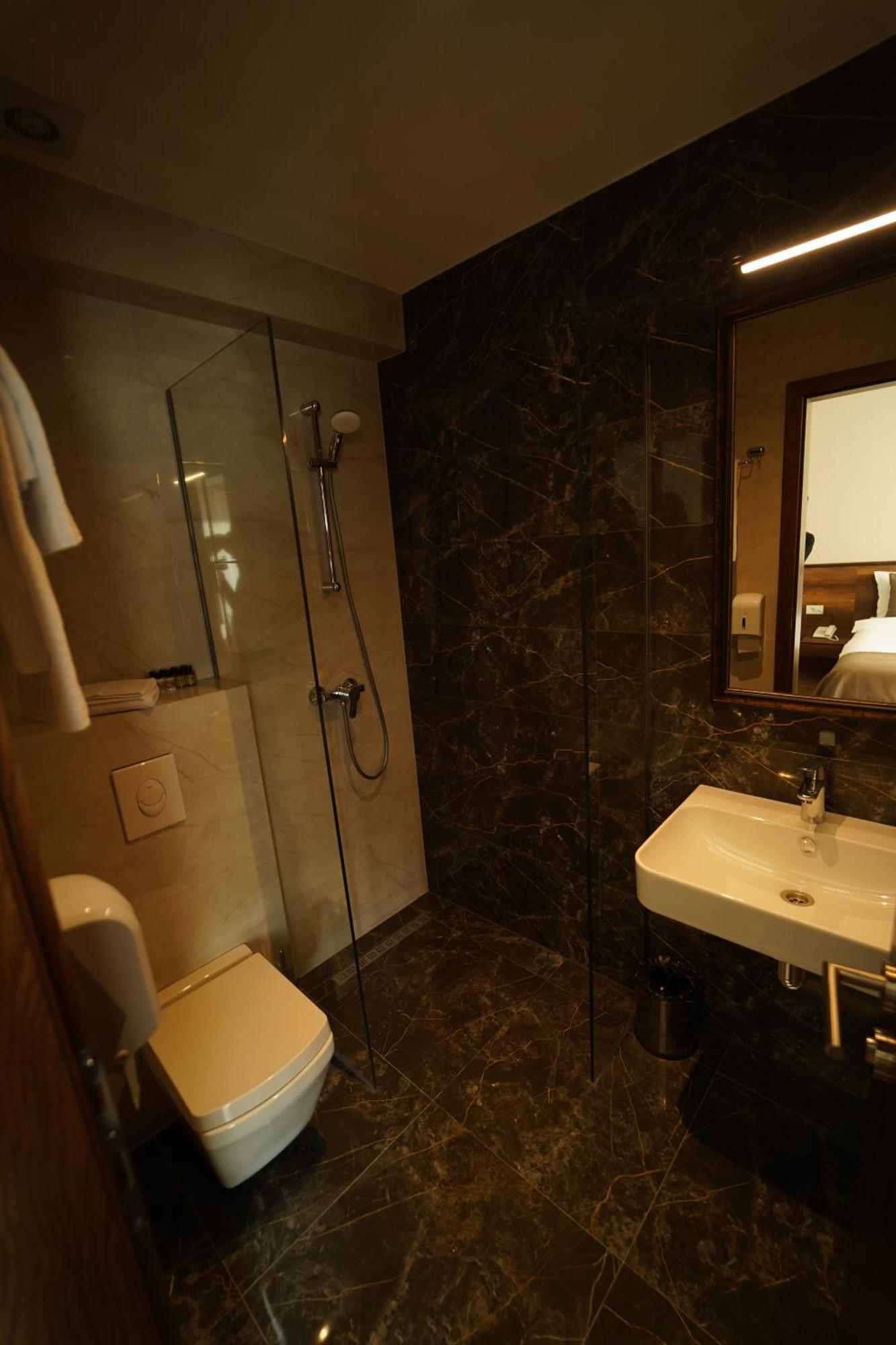 Monarch Hotel Prizren Bagian luar foto